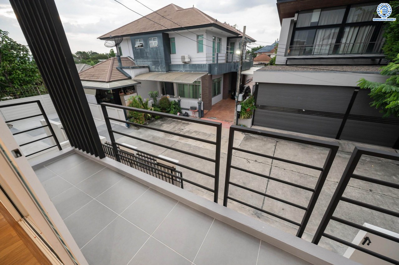 บ้านมือสองตกแต่งใหม่ โครงการ บุษราคัมรีเจนท์ ปิ่นเกล้า-บรมราชชนนี เนื้อที่ 54.20 ตร.ว. ฟังก์ชัน 3 ห้องนอน 3 ห้องน้ำ จอดรถได้ 2 คัน สภาพแวดล้อมดี เดินทางเข้าสู่เมืองได้สะดวกเชื่อมต่อ ถนนพุทธมณฑล สาย 2, ถนนบรมราชชนนี, ถนนกาญจนาภิเษก, ถนนศาลาธรรมสพน์ ใกล้เซ็นทรัลปิ่นเกล้า และ จุดขึ้นทางด่วน "ศรีรัช"...